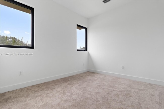 Building Photo - 4130 N Oak Pl
