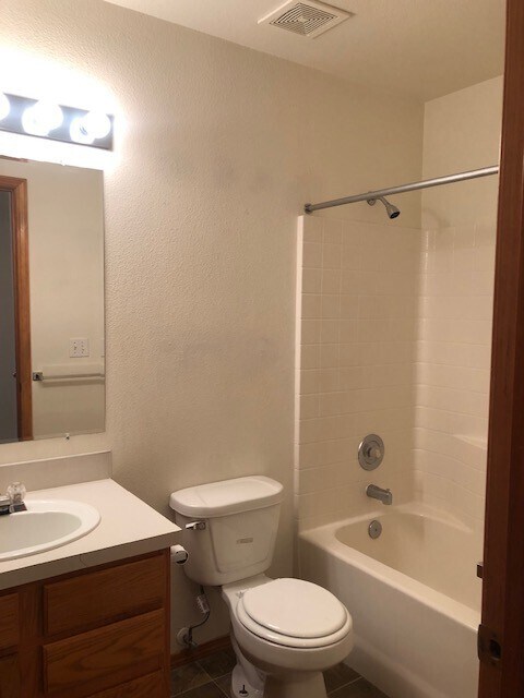 Building Photo - Available NOW! 3bed/2bath Home in Southeast Boise