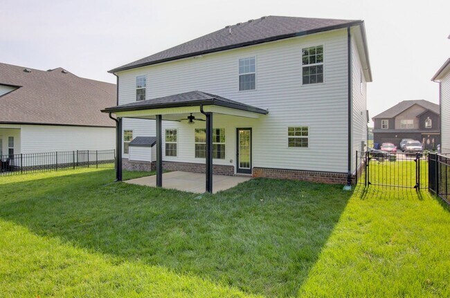 Building Photo - Huge 5 bed 3 ba.  Gorgeous House Near Post...