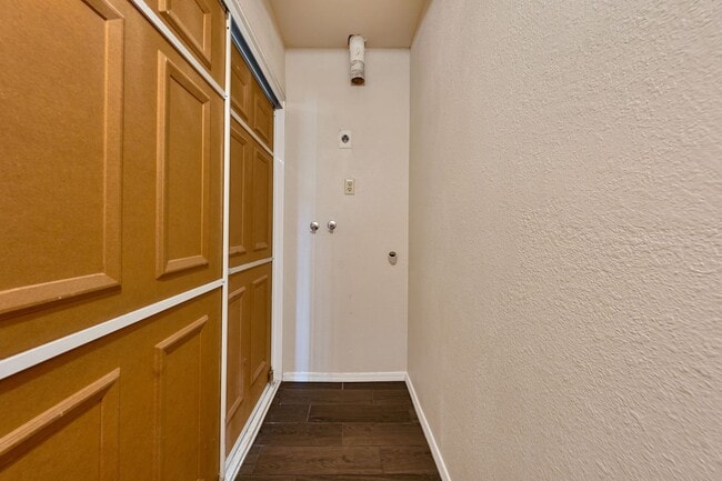 Building Photo - Beautifully Updated 3-Bed Townhome in Carm...