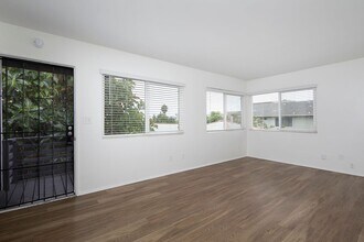 Building Photo - *OPEN HOUSE: 9/28 11:30AM-1PM* Upstairs 2B...