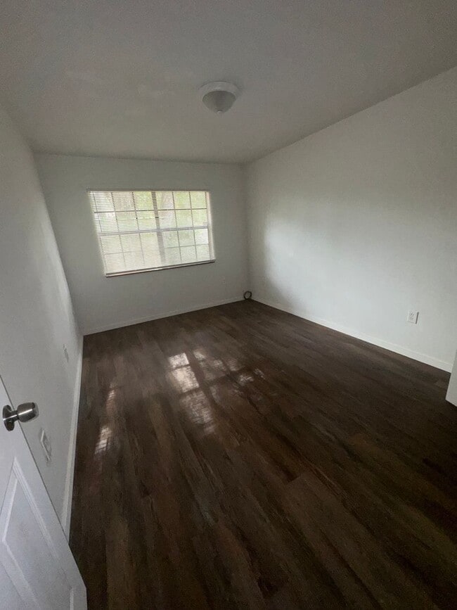 Building Photo - Spacious 2-Bedroom Duplex in Prime Gainesv...
