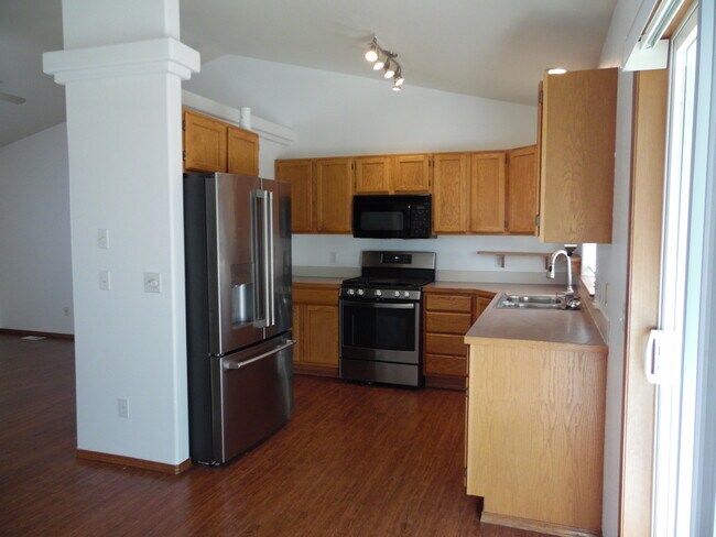 Building Photo - 1290 W Cardinal Ave