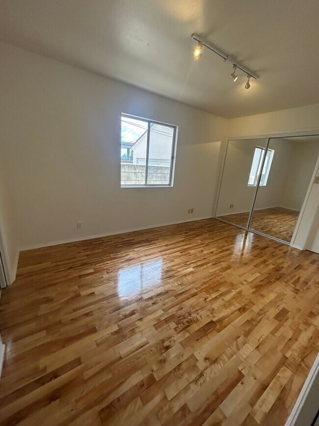 Building Photo - FOR RENT 1+1 Midtown Ventura DUPLEX