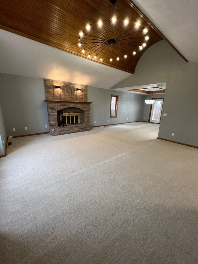 Building Photo - 5 bedroom/3 bath w/mother in law style qua...