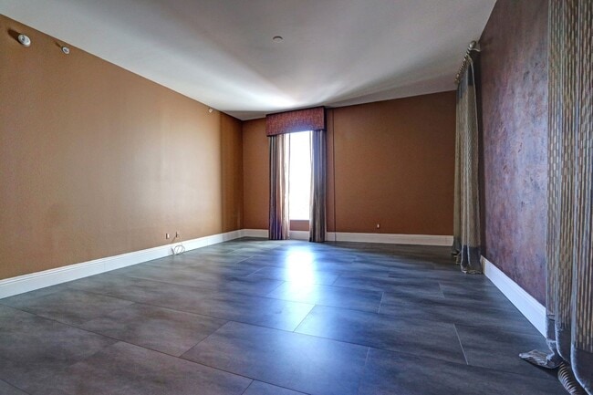 Building Photo - 360 E Desert Inn Rd