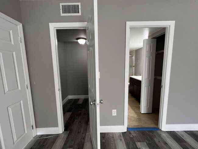 Building Photo - 4158 Inverrary Dr