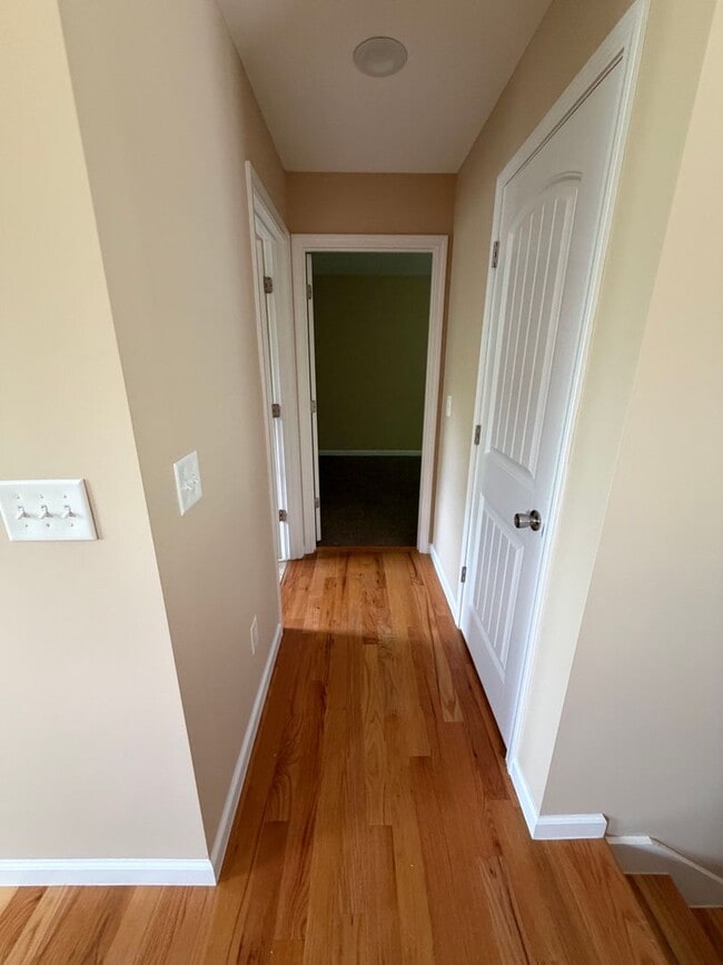 Building Photo - 2 Bedroom / 2 Bath Johnson City, TN 37604