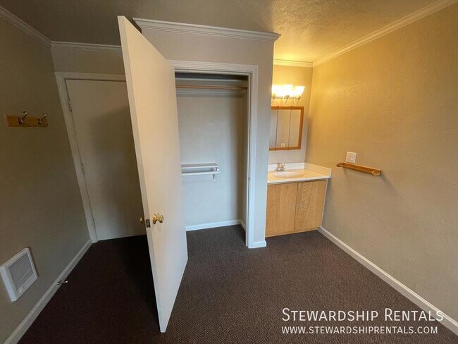 Building Photo - Efficiency Studio close to UO Campus!