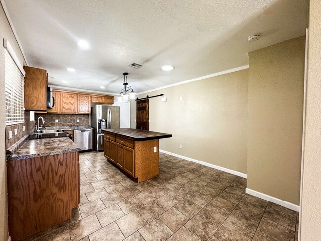 Building Photo - "Newly Updated 3-Bedroom Duplex with 2 Ful...
