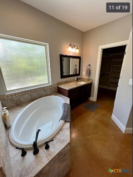 Building Photo - 3948 Summit Dr