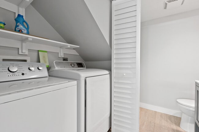 Building Photo - 825 Center St