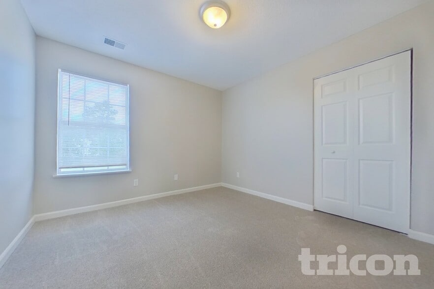 Building Photo - 410 Fox Trot Dr