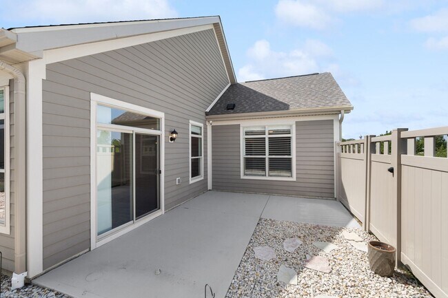 Building Photo - Luxury Maintenance-Free Former Model Home in Grove City – 2 Bed, 2 Bath Ranch