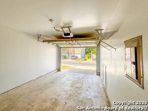 Building Photo - 115 McLennan Oak