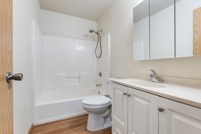 Building Photo - Spacious 2-Bedroom Townhome in SE Portland