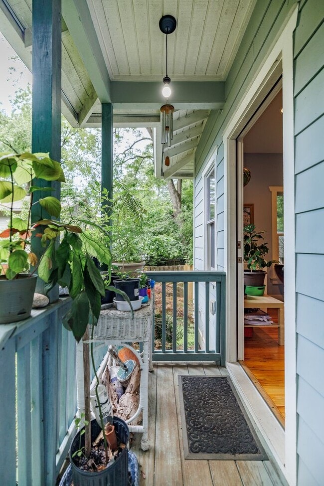 Building Photo - 145.5 HILLSIDE ST | 1 BED 1 BATH COTTAGE