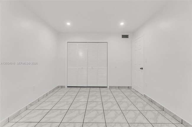 Building Photo - 9354 SW 77th Ave