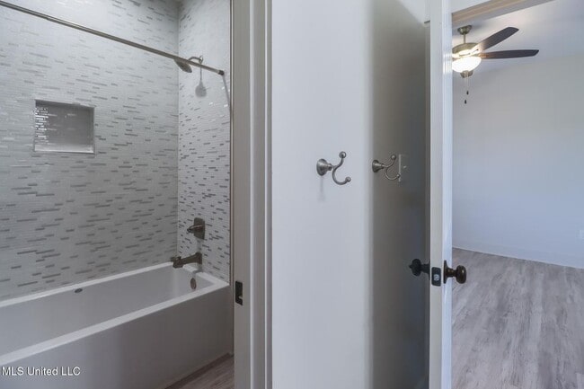 Building Photo - 238 Lovers Ln