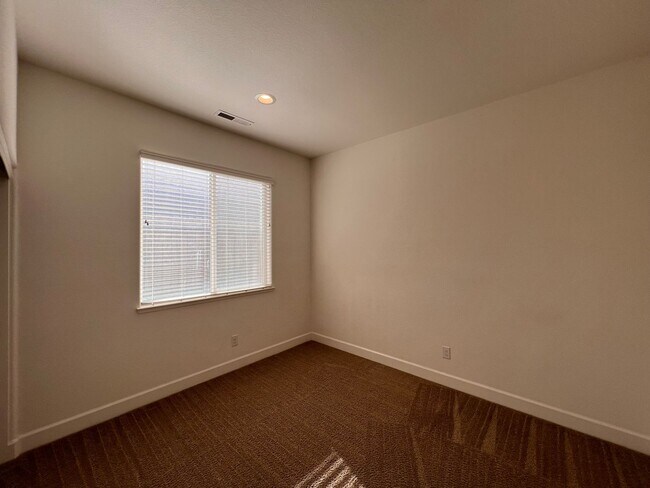 Building Photo - Spacious 3 bedroom home in Fernley