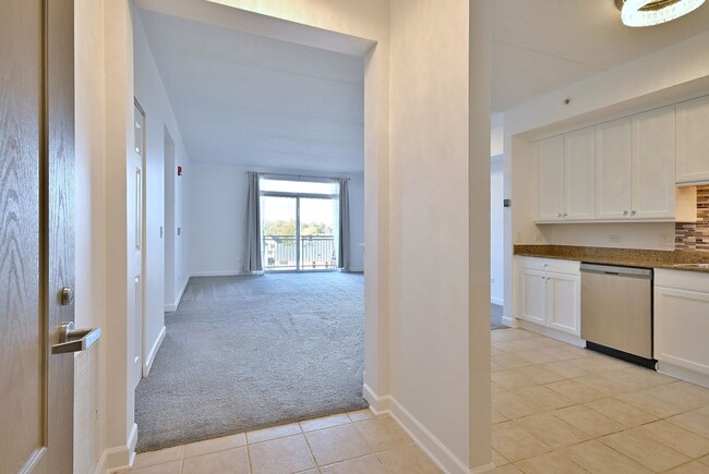 Building Photo - Bright & Spacious Condo in Great Location!