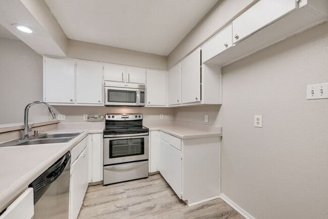 Building Photo - Quiet & Bright Home in Irving