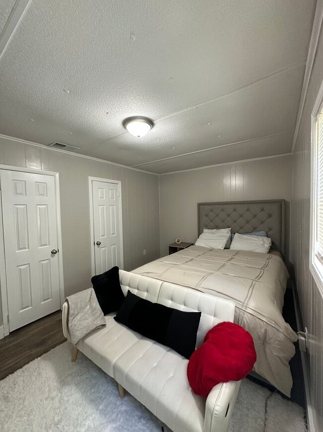 Building Photo - 4 Bedroom, 2 bathroom home near Caterpillar