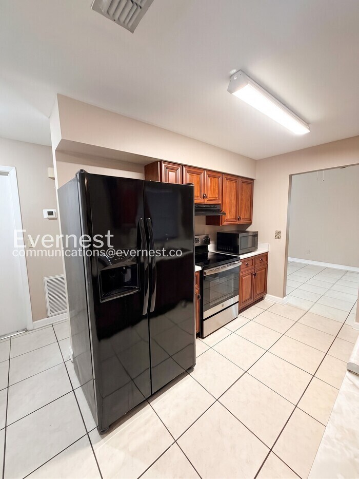 Building Photo - 12849 Tallowood Dr