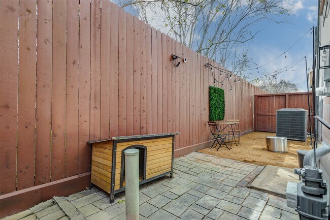 Building Photo - 11005 Upland Forest Dr