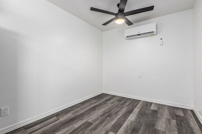 Building Photo - Four weeks of free rent! - Studio Near Grand Canyon University with Washer/Dryer!