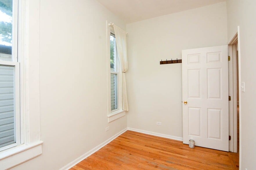 Building Photo - 1129 N Winchester Ave