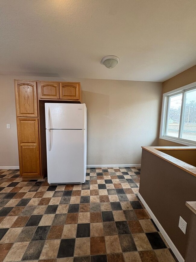 Building Photo - 812-812 5th Ave NW