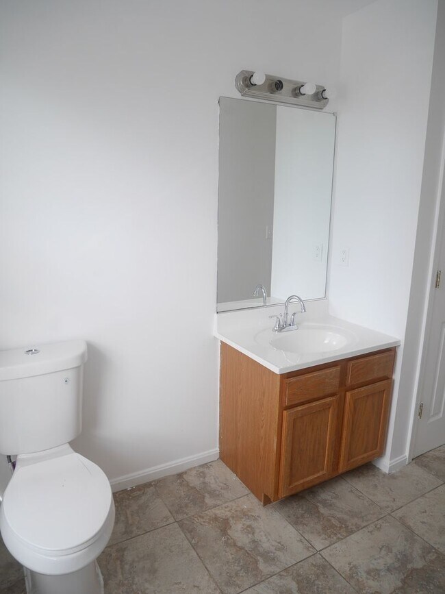Building Photo - Spacious 3 Bedroom End Unit- Baltimore, MD