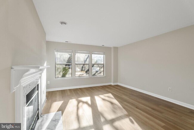 Building Photo - 3321 Sir Thomas Dr