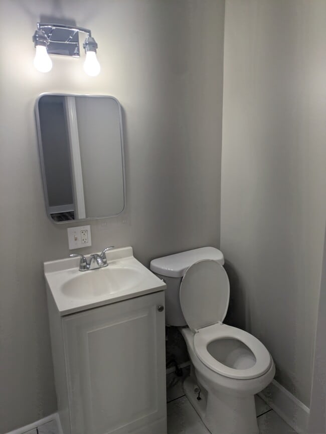 Building Photo - 806 N Woodland Dr