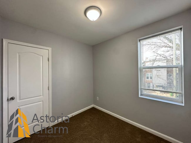 Building Photo - 3 Bedroom and a Den Home with Fenced Yard and Eat In Kitchen on Linnard Street