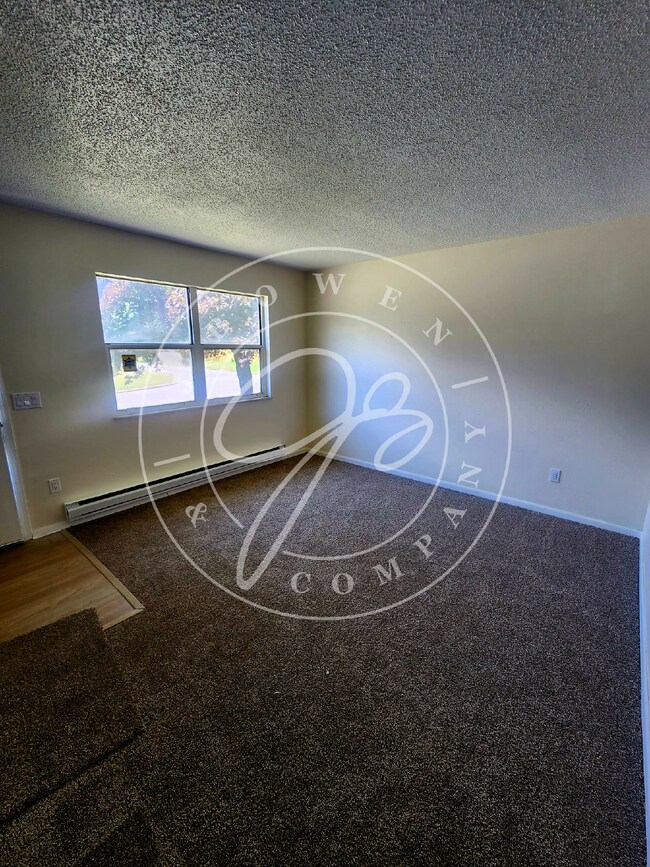 Building Photo - Preparing for showings! 3 bed 1.5 bath nea...