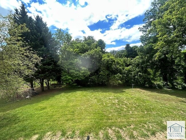 Building Photo - 1118 Oakgrove Ave