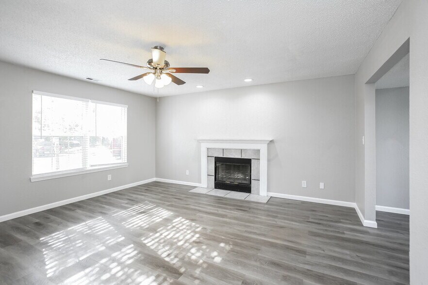 Building Photo - 4029 Willow Ct