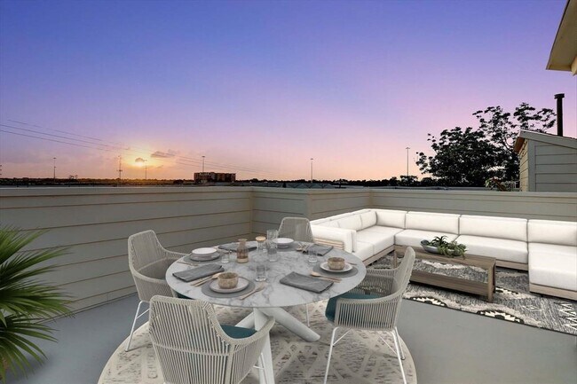 Building Photo - 2114 Sabine St