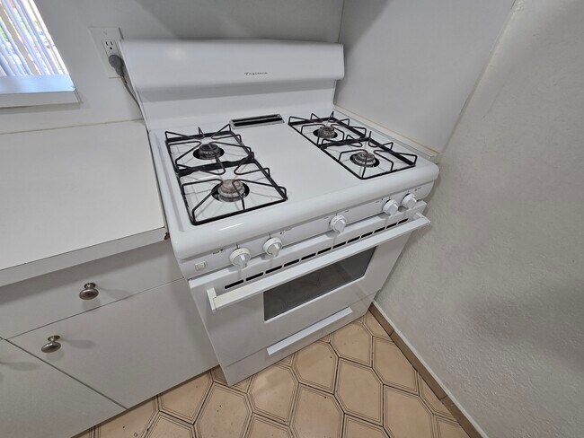 Building Photo - 1305 W 53rd St