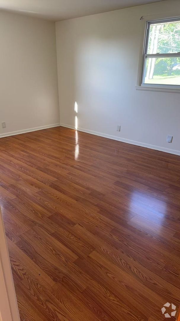 Building Photo - 3 Bedroom House Available for Immediate mo...