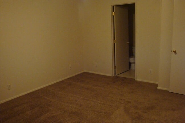 Building Photo - 2 Bed Duplex with Fenced Yard, Covered Patio & Water Included