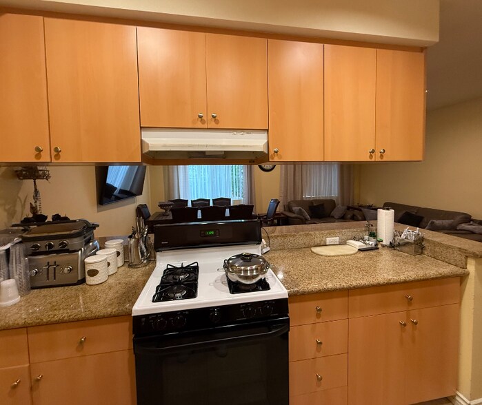 Building Photo - 1050 N Kingsley Dr