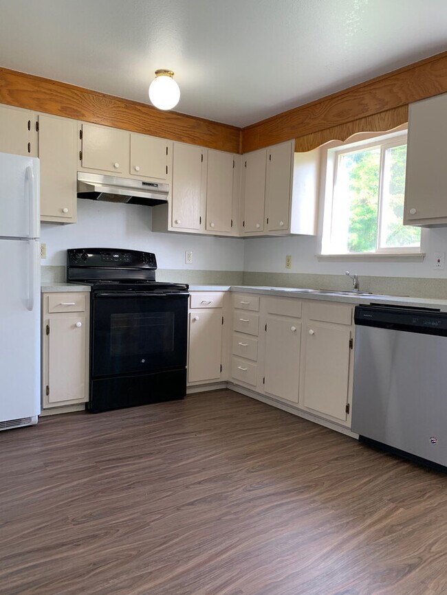 Building Photo - Cute 3 Bedroom 1 Bath in Tacoma!! Half Off...