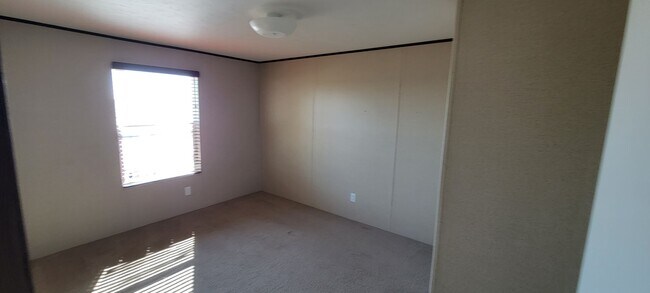 Building Photo - Easy Access to Austin Airport and Tesla
