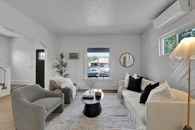 Building Photo - Updated Single Family home for Rent! - 4 Bedroom, 1.5 Bathroom Located in Spokane!