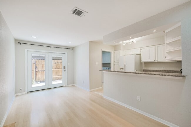 Building Photo - 2507 Bering Dr