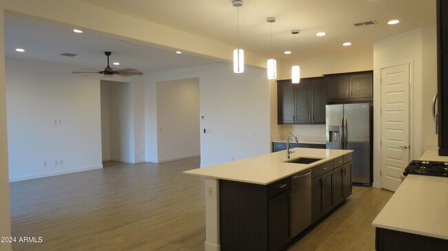 Building Photo - 7710 W Jackrabbit Ln
