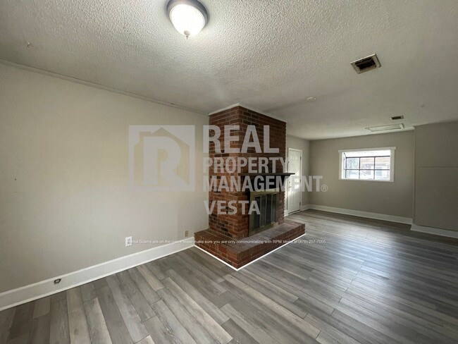 Building Photo - Spacious Three Bedroom Home in Warner Robi...